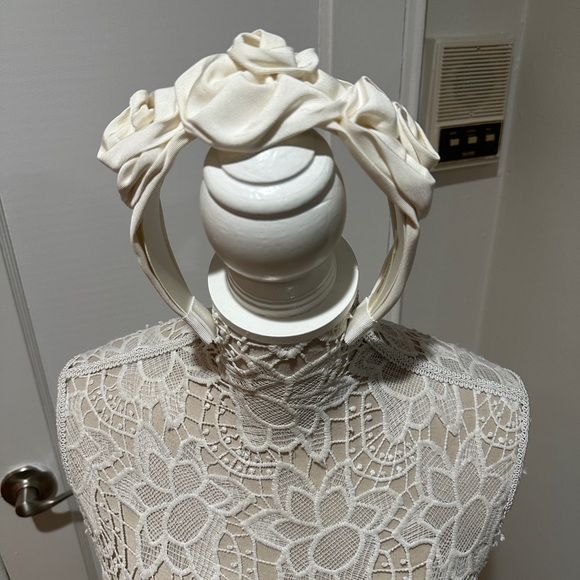 SOLD Jennifer Behr Cream triple rosette headbandASO Gossip Girl Blair Waldorf - Picture 4 of 7